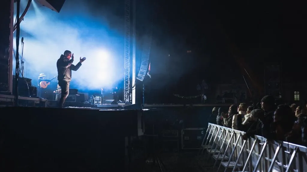 Denis Blidariu interpretând concertul Katie Melua | „Timișoara 2023 la nesfârșit”. Foto: Ovidiu Ronin